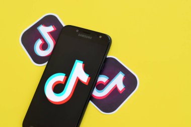Samsung akıllı telefon ekranında sarı arka planda Tiktok logosu. Tiktok Bytedance 'in sahip olduğu popüler bir video paylaşım sosyal ağ hizmetidir.