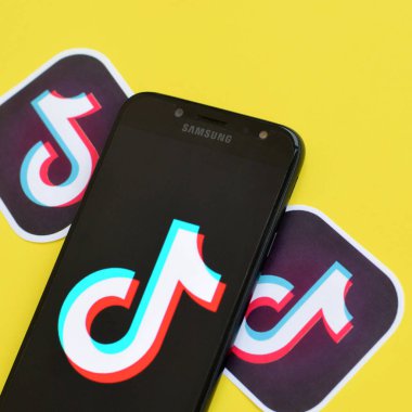 Samsung akıllı telefon ekranında sarı arka planda Tiktok logosu. Tiktok Bytedance 'in sahip olduğu popüler bir video paylaşım sosyal ağ hizmetidir.
