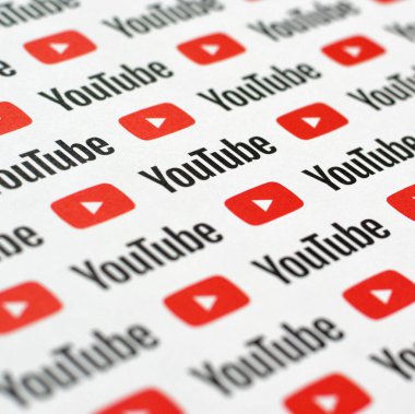 Küçük youtube logoları ve yazıtlarla kağıda basılmış Youtube deseni. Youtube, Google 'ın yan kuruluşu ve Amerika' nın en popüler video paylaşım platformudur.