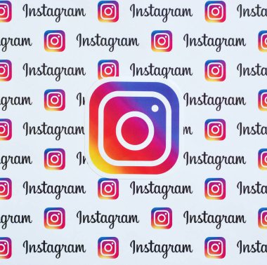 Küçük instagram logoları ve yazıtlarla kağıda basılmış Instagram deseni. Instagram, Facebook 'a ait Amerikan fotoğraf ve video paylaşım sosyal ağ servisidir.