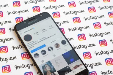 Ariana Grande resmi instagram hesabı kağıt instagram pankartıyla akıllı telefon ekranında.