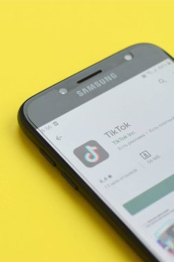 Tiktok uygulaması sarı arka planda Samsung akıllı telefon ekranında oyun piyasasında. Tiktok Bytedance 'in sahip olduğu popüler bir video paylaşım sosyal ağ hizmetidir.