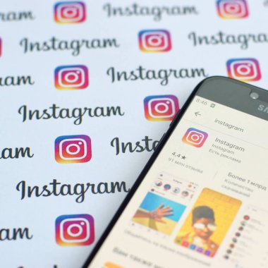 Küçük instagram logolu Samsung akıllı telefon ekranında Instagram uygulaması. Instagram, Facebook Inc. 'nin Amerikan fotoğraf ve video paylaşım sosyal ağ hizmeti.