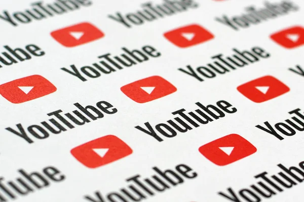 Youtube minta nyomtatott papírra kis youtube logók és feliratok. Youtube a Google leányvállalata és az amerikai legnépszerűbb videomegosztó platform — Stock Fotó