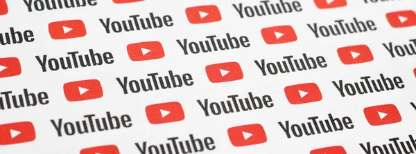 Pola Youtube dicetak di atas kertas dengan logo youtube kecil dan prasasti. YouTube adalah anak perusahaan Google dan platform berbagi video paling populer di Amerika — Stok Foto