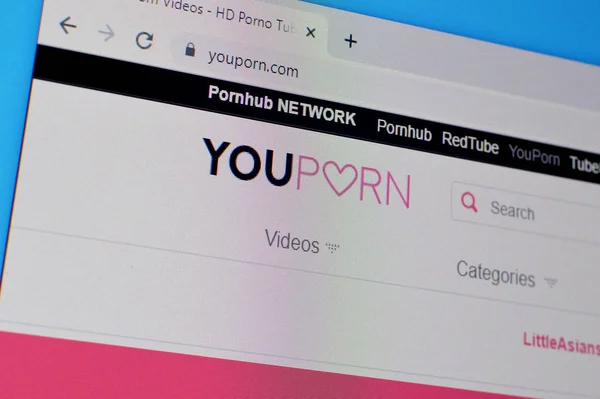 Página principal del sitio web de youporn en la pantalla de PC, url - youporn.. — Foto de Stock