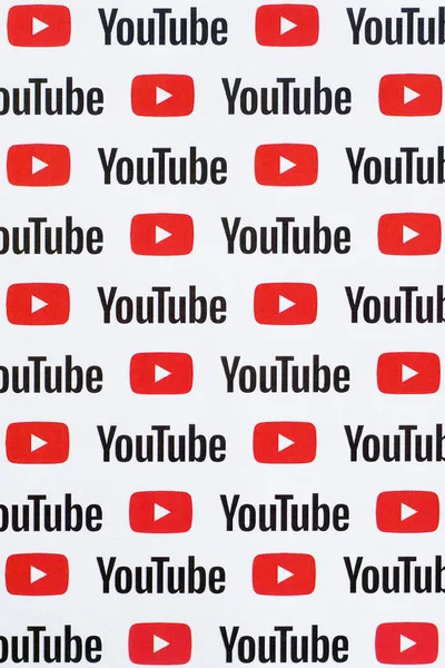 Youtube vzor vytištěný na papíře s malými Youtube logy a nápisy. Youtube je dceřiná společnost Google a americká nejpopulárnější platforma pro sdílení videa — Stock fotografie