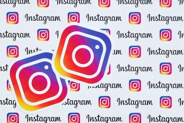 Küçük instagram logoları ve yazıtlarla kağıda basılmış Instagram deseni. Instagram, Facebook 'a ait Amerikan fotoğraf ve video paylaşım sosyal ağ servisidir.