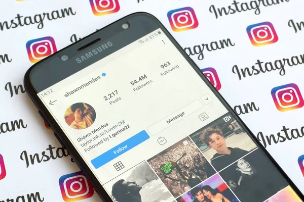 Shawn Mendes offizielles Instagram-Konto auf Smartphone-Bildschirm — Stockfoto