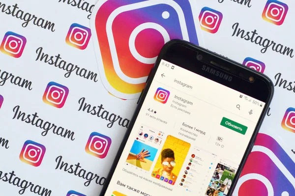 Instagram alkalmazás samsung okostelefon képernyőn banneren kis Instagram logókkal. Instagram amerikai fotó és videó-megosztó közösségi hálózati szolgáltatás Facebook inc — Stock Fotó