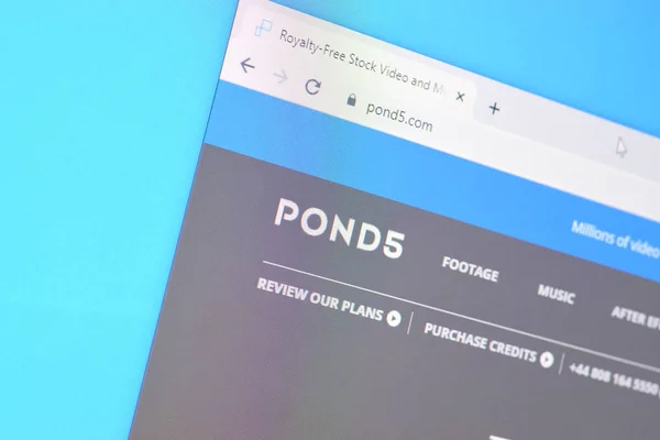 Homepage der Website pond5 auf der Anzeige von PC, url - pond5.com. — Stockfoto