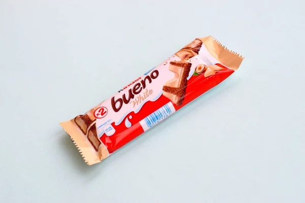 Kinder Bueno chocolate blanco es una línea de productos de confitería de la marca de confitería italiana fabricante multinacional Ferrero — Foto de Stock