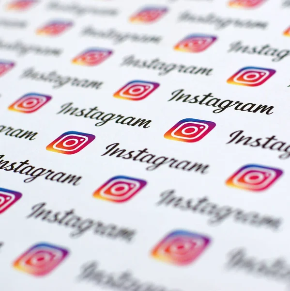 Instagram minta papírra nyomtatva, kis Instagram logókkal és feliratokkal. Instagram amerikai fotó és videó-megosztó közösségi hálózati szolgáltatás tulajdonosa a Facebook — Stock Fotó