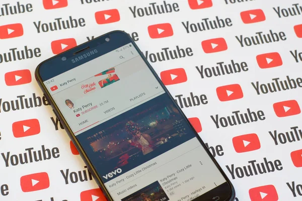 Katy Perry official youtube channel on smartphone screen on paper youtube background. — Stock Photo, Image