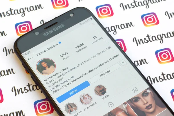 Kim Kardashian West official instagram account on smartphone scr — Stock Photo, Image