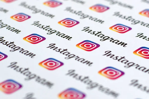 Motif Instagram imprimé sur papier avec des petits logos instagram et des inscriptions. Instagram est un service américain de partage de photos et de vidéos sur les réseaux sociaux appartenant à Facebook — Photo