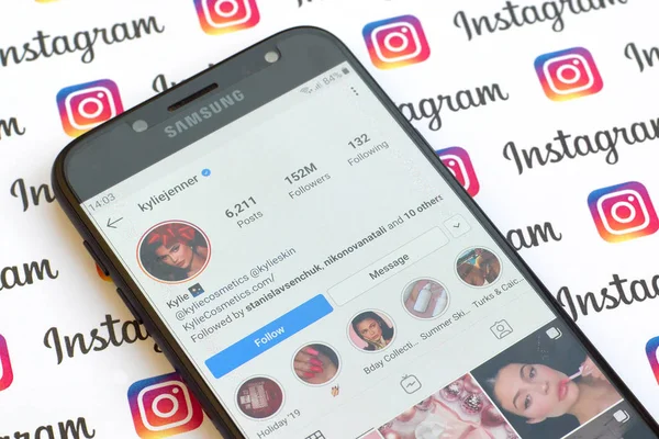 Kylie Jenner akıllı telefon ekranında resmi instagram hesabı 