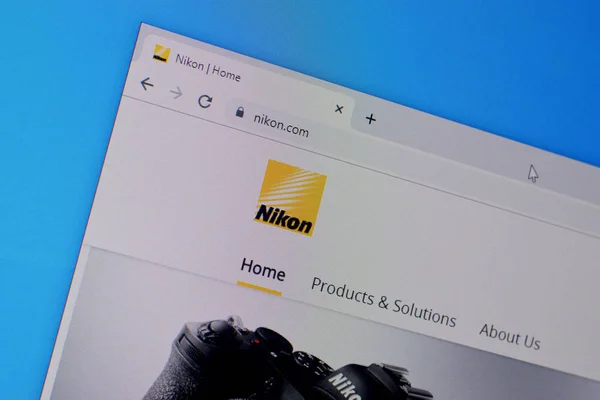 Homepage der nikon website auf dem display des pc, url - nikon.com. — Stockfoto