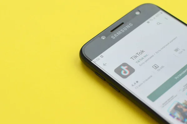 Aplikacja Tiktok na rynku odtwarzania na ekranie smartfona samsung na żółtym tle. Tiktok jest popularnym serwisem społecznościowym udostępniającym filmy należącym do Bytedance — Zdjęcie stockowe