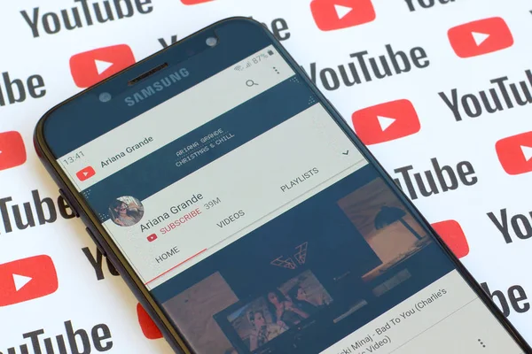 Ariana Grande official youtube channel on smartphone screen on p — Stock Photo, Image