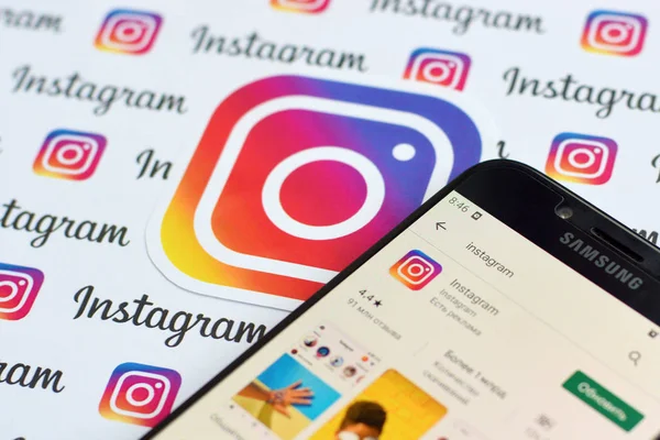 Aplikasi Instagram pada layar telepon pintar samsung pada banner dengan logo instagram kecil. Instagram adalah layanan jejaring sosial berbagi foto dan video Amerika Serikat oleh Facebook inc — Stok Foto