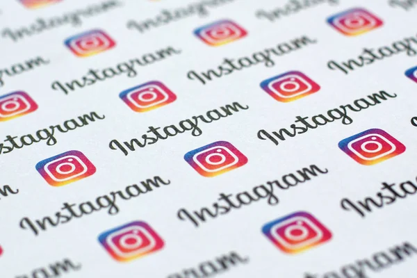 Motif Instagram imprimé sur papier avec des petits logos instagram et des inscriptions. Instagram est un service américain de partage de photos et de vidéos sur les réseaux sociaux appartenant à Facebook — Photo