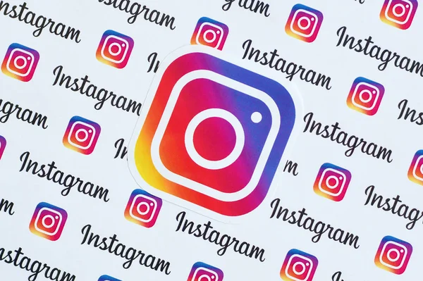 Wzór Instagrama wydrukowany na papierze z małymi logotypami i napisami na Instagramie. Instagram to amerykański serwis społecznościowy do udostępniania zdjęć i filmów należący do Facebooka — Zdjęcie stockowe