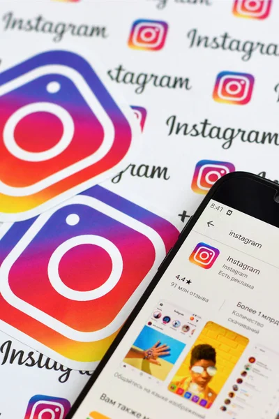 App Instagram sullo schermo dello smartphone samsung sul banner con piccoli loghi instagram. Instagram è il servizio di social network americano di condivisione di foto e video di Facebook inc — Foto Stock