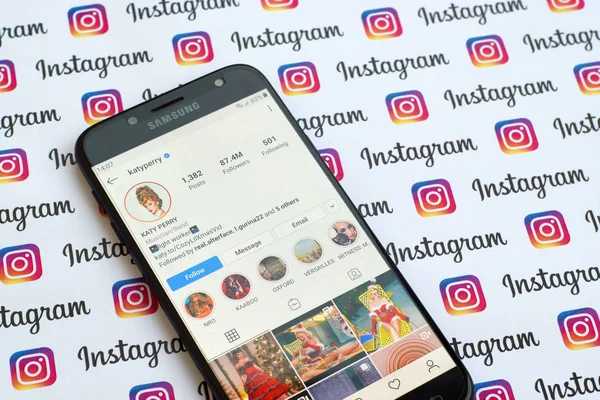 Katy Perry official instagram account on smartphone screen on paper instagram banner. — Stock Photo, Image