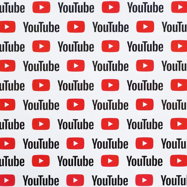 Youtube шаблон напечатан на бумаге с небольшими логотипами YouTube и надписями. YouTube является дочерней компанией Google и самой популярной американской платформой для обмена видео — стоковое фото
