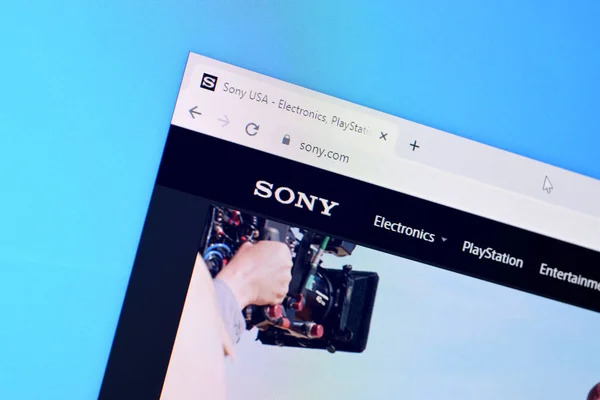 Startseite der sony website auf dem display von pc, url - sony.com. — Stockfoto