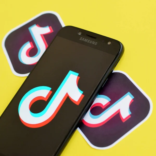 Tiktok logó samsung okostelefon képernyőn sárga háttérrel. A Tiktok egy népszerű videómegosztó közösségi hálózati szolgáltatás, amely a Bytedance tulajdonában van. — Stock Fotó