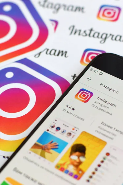 Aplikasi Instagram pada layar telepon pintar samsung pada banner dengan logo instagram kecil. Instagram adalah layanan jejaring sosial berbagi foto dan video Amerika Serikat oleh Facebook inc — Stok Foto