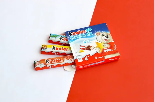 Kinder csokoládé kis doboz által Ferrero Spa. A Kinder az olasz Ferrero cukrászati multinacionális gyártó édességipari termékcsaládja. — Stock Fotó