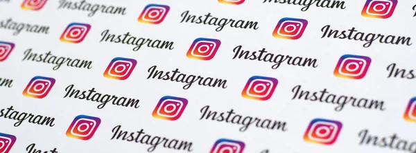 Motif Instagram imprimé sur papier avec des petits logos instagram et des inscriptions. Instagram est un service américain de partage de photos et de vidéos sur les réseaux sociaux appartenant à Facebook — Photo