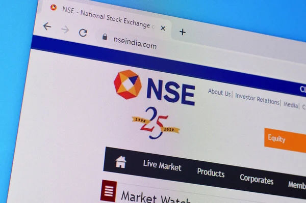 На дисплее компьютера появится веб-сайт Nse India, url - сайт За рулем www.zr.ru — стоковое фото