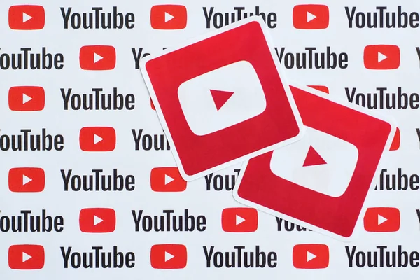 Stiker logo Youtube pada pola dicetak di atas kertas dengan logo youtube kecil dan prasasti. YouTube adalah anak perusahaan Google dan platform berbagi video paling populer di Amerika — Stok Foto