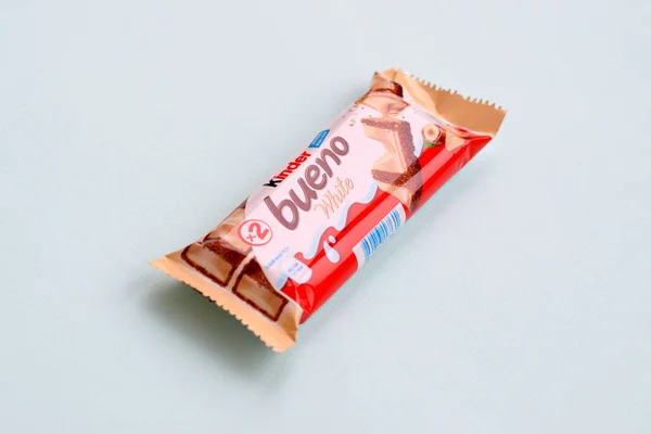 Kinder Bueno white chocolate is a confectionery product brand line of Italian confectionery multinational manufacturer Ferrero — Stock Photo, Image