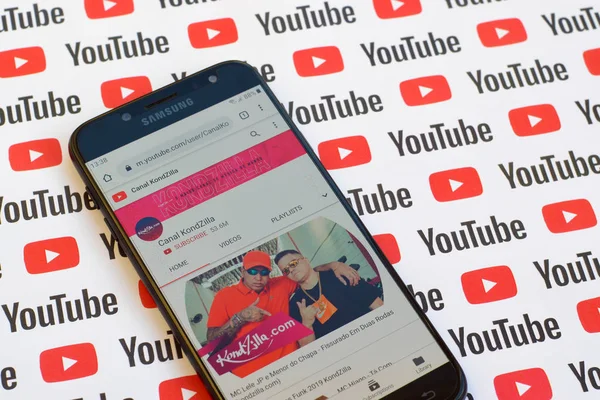 Canal KondZilla official youtube channel on smartphone screen on paper youtube background. — Stock Photo, Image