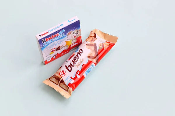 Kinder Schokolade kleine Schachtel für Kinder und bueno weiße Schokolade Riegel von ferrero spa hergestellt. kinder ist eine Süßwarenmarke des multinationalen Herstellers ferrero — Stockfoto