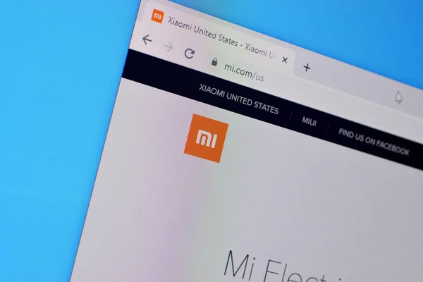 Сайт Xiaomi на дисплее ПК, url - mi.com. — стоковое фото