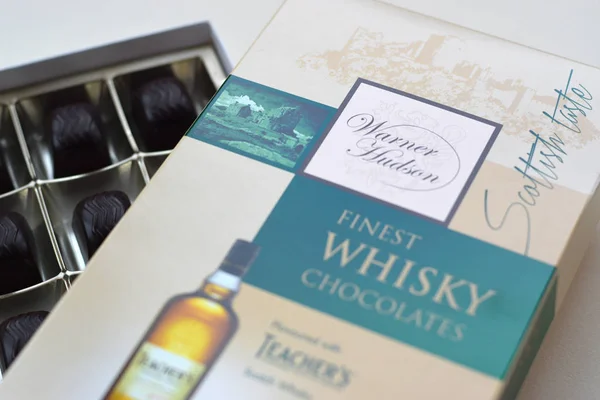 Warner Hudson legfinomabb whisky csokoládéja, tanárok whiskyvel keverve. Bézs és zöld csomag sok skót ízű alkoholos cukorka — Stock Fotó