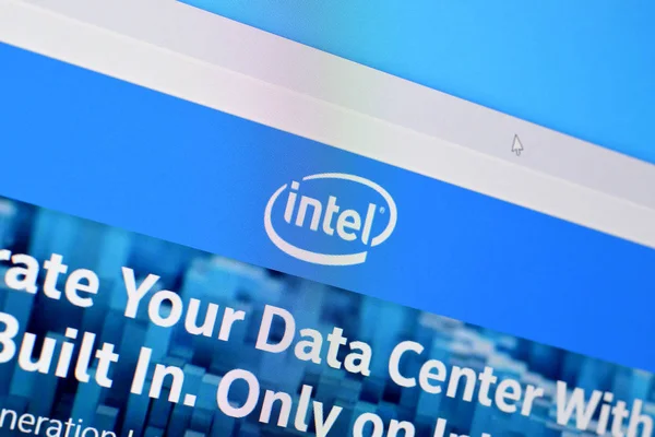 Сайт Intel на дисплее ПК, url - www.intel-intel . — стоковое фото