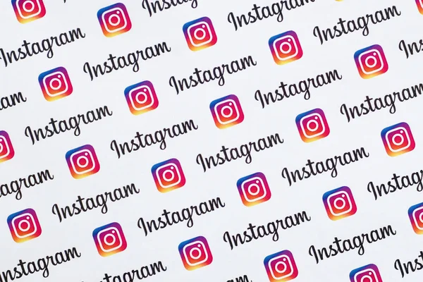 Küçük instagram logoları ve yazıtlarla kağıda basılmış Instagram deseni. Instagram, Facebook 'a ait Amerikan fotoğraf ve video paylaşım sosyal ağ servisidir.