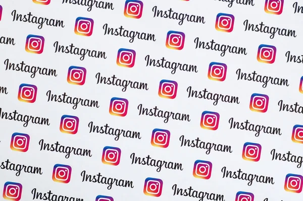 Pola Instagram dicetak di atas kertas dengan logo instagram kecil dan prasasti. Instagram adalah layanan jejaring sosial berbagi foto dan video Amerika Serikat yang dimiliki oleh Facebook — Stok Foto