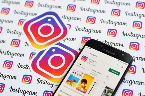 Instagram alkalmazás samsung okostelefon képernyőn banneren kis Instagram logókkal. Instagram amerikai fotó és videó-megosztó közösségi hálózati szolgáltatás Facebook inc — Stock Fotó