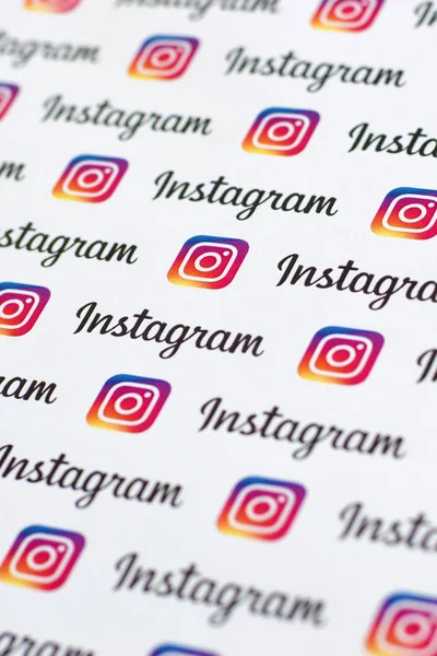 Padrão Instagram impresso em papel com pequenos logotipos instagram e inscrições. Instagram é um serviço americano de compartilhamento de fotos e vídeos de redes sociais de propriedade do Facebook — Fotografia de Stock