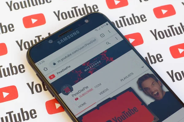 Pewdiepie officiella youtube kanal på smartphone skärm på papper — Stockfoto