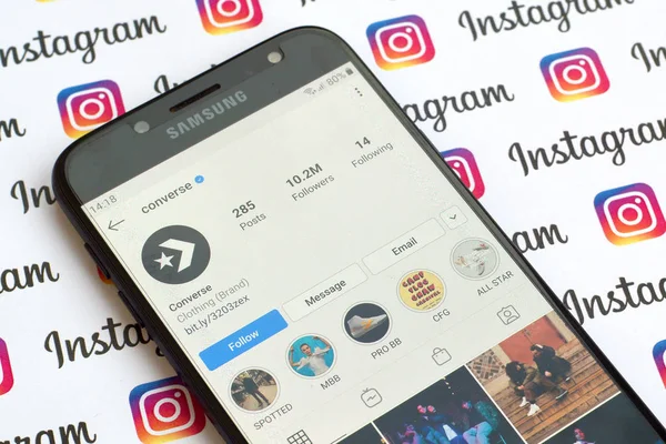 Konversi akun instagram resmi pada layar smartphone pada pape — Stok Foto