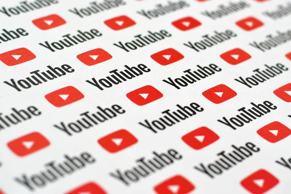 Küçük youtube logoları ve yazıtlarla kağıda basılmış Youtube deseni. Youtube, Google 'ın yan kuruluşu ve Amerika' nın en popüler video paylaşım platformudur.